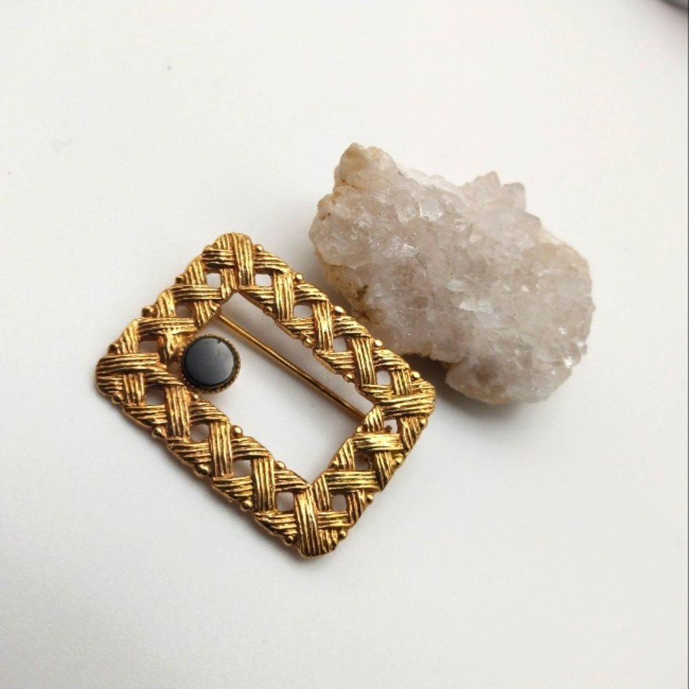 Gold toned vintage brooch